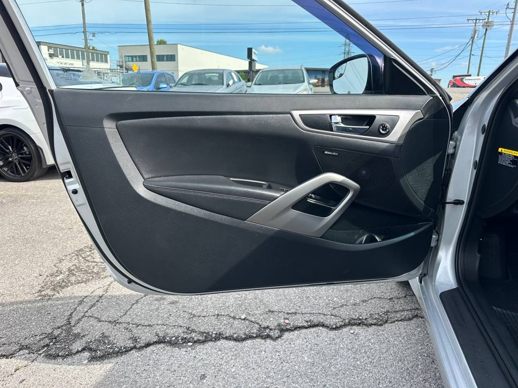 2016 Hyundai Veloster Image 16