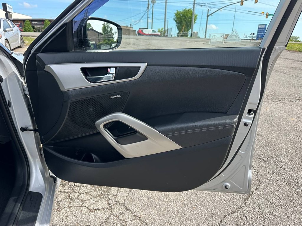 2016 Hyundai Veloster Image 23