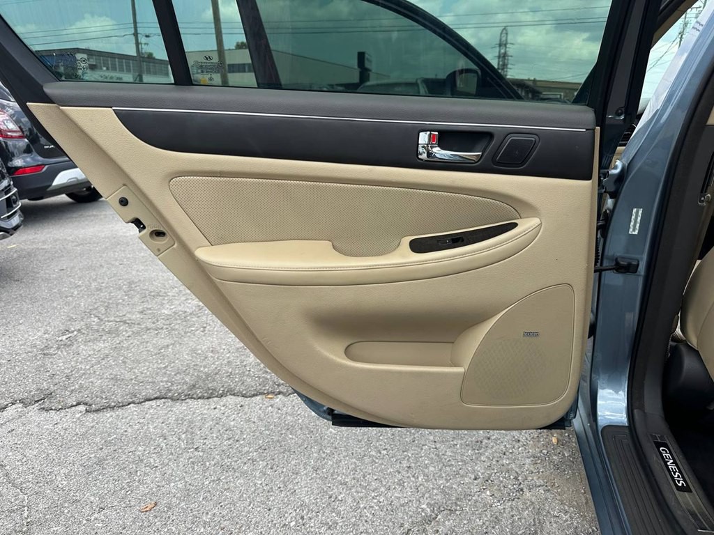 2011 Hyundai Genesis Image 18