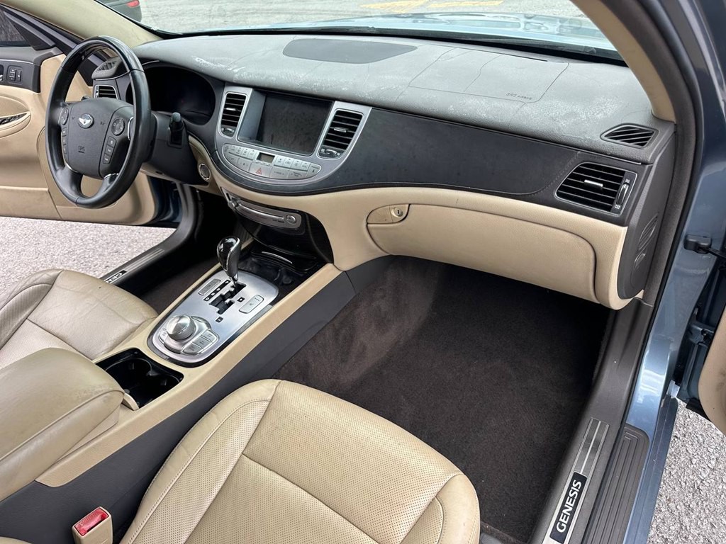 2011 Hyundai Genesis Image 22