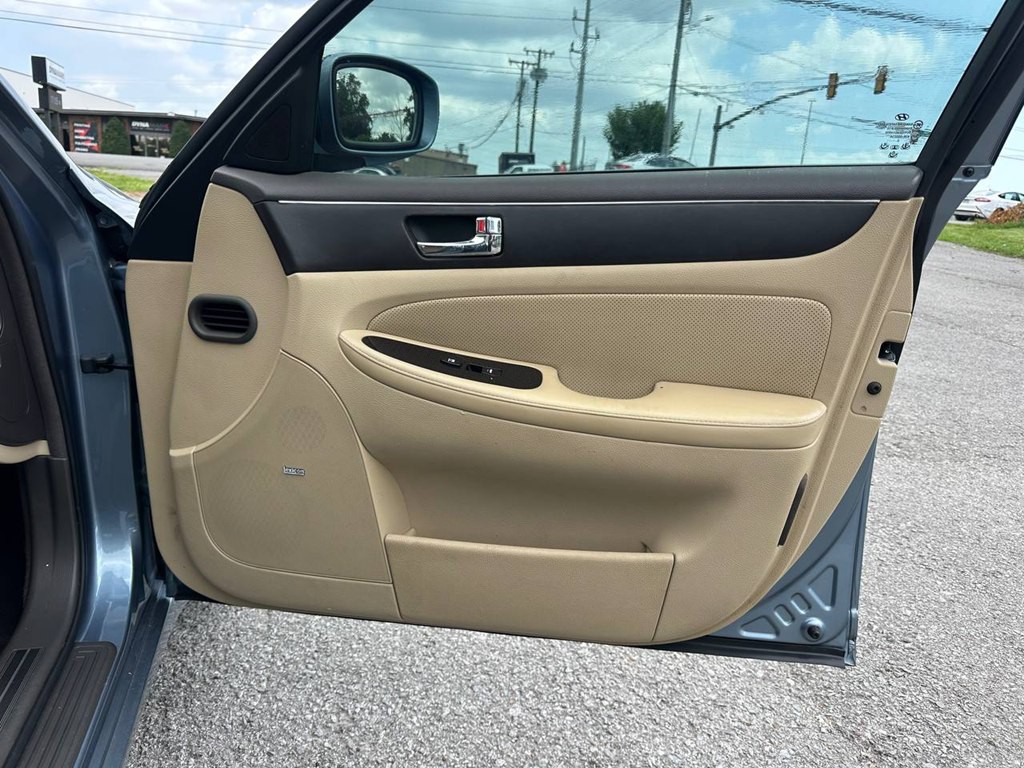 2011 Hyundai Genesis Image 24