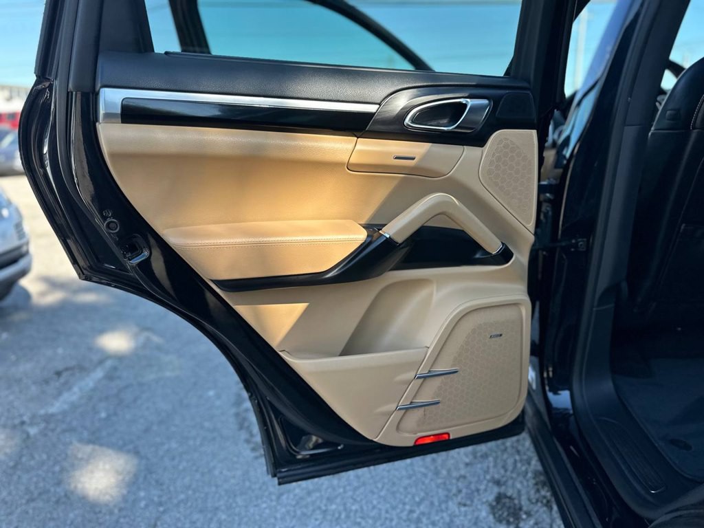 2016 Porsche Cayenne Image 19