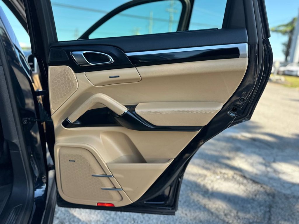 2016 Porsche Cayenne Image 24