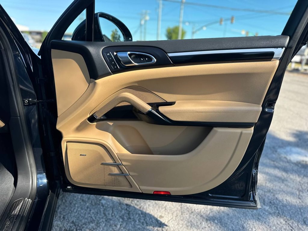 2016 Porsche Cayenne Image 28