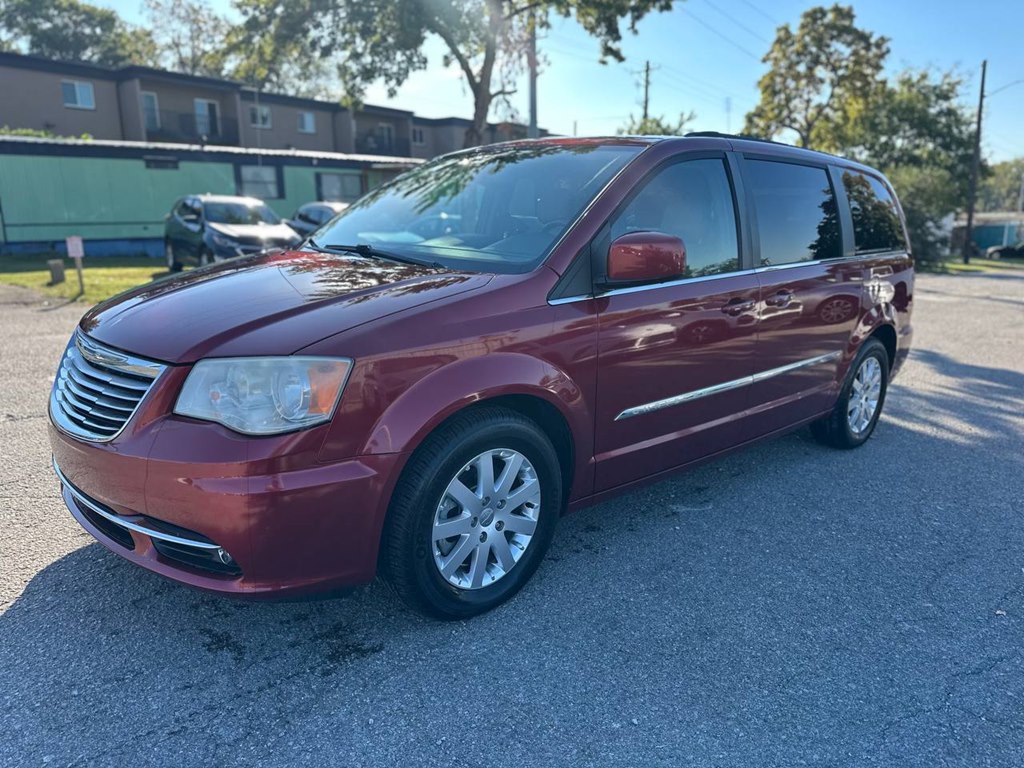 2013 Chrysler Town & Country Image 2