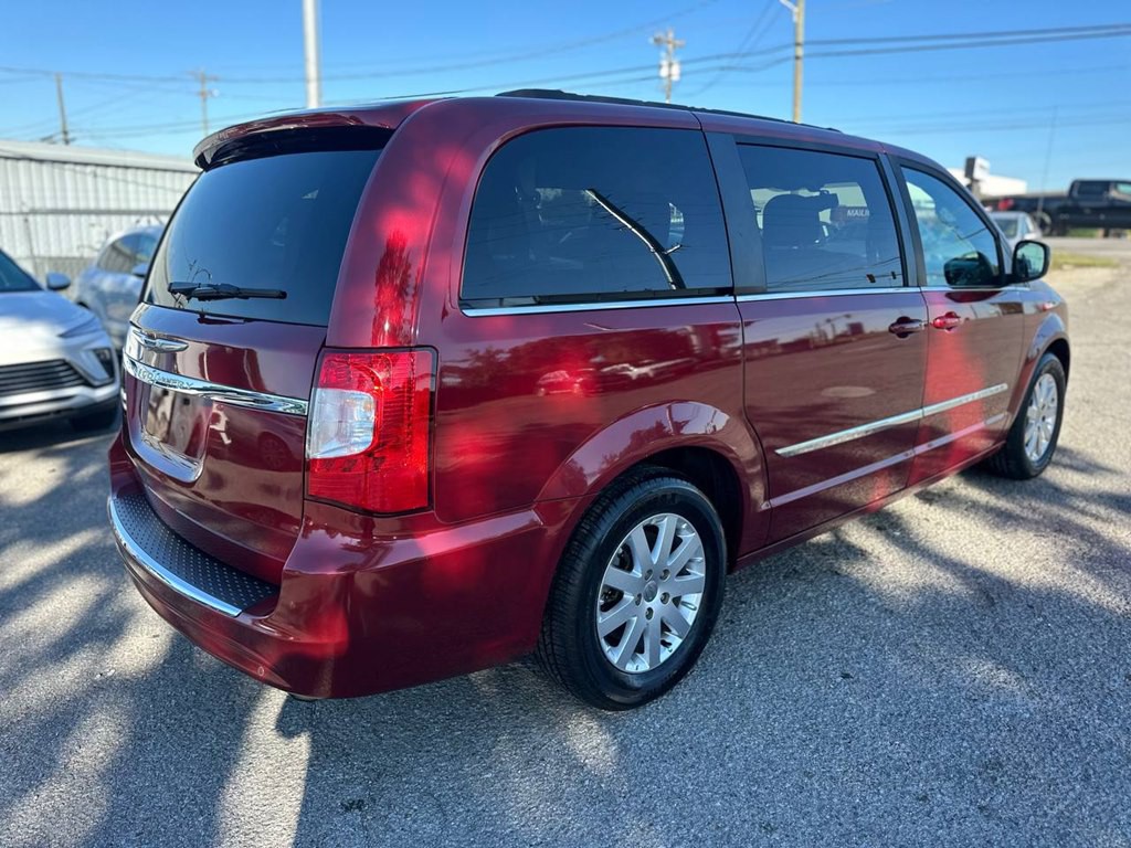 2013 Chrysler Town & Country Image 6