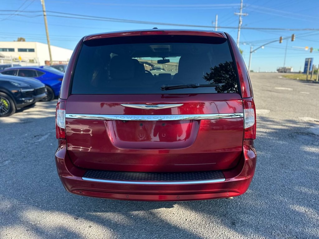 2013 Chrysler Town & Country Image 7