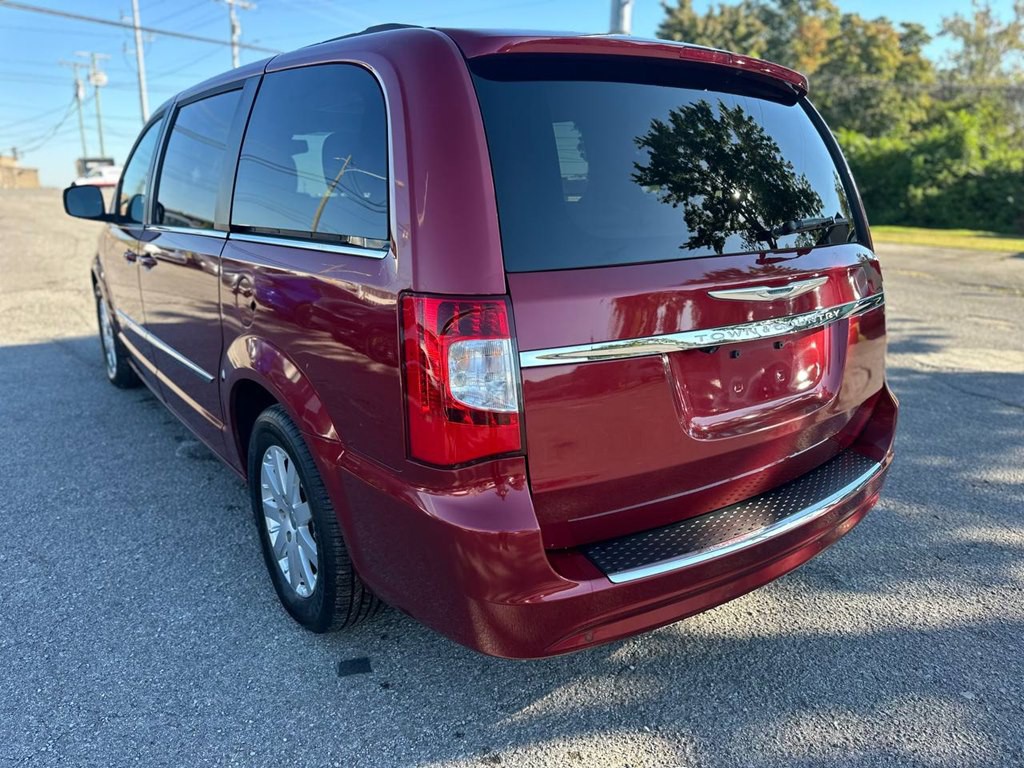 2013 Chrysler Town & Country Image 8