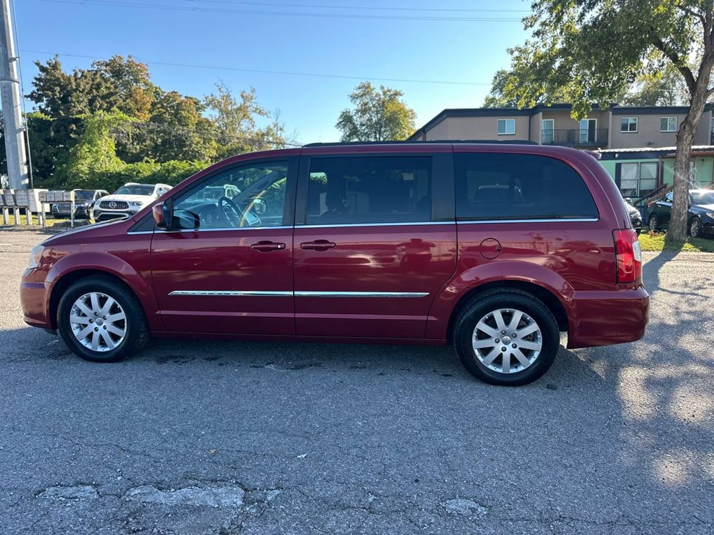 2013 Chrysler Town & Country Image 9