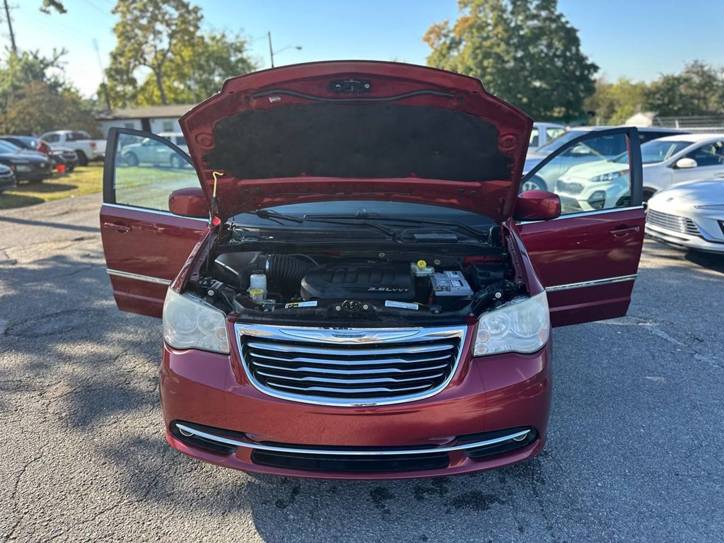 2013 Chrysler Town & Country Image 10