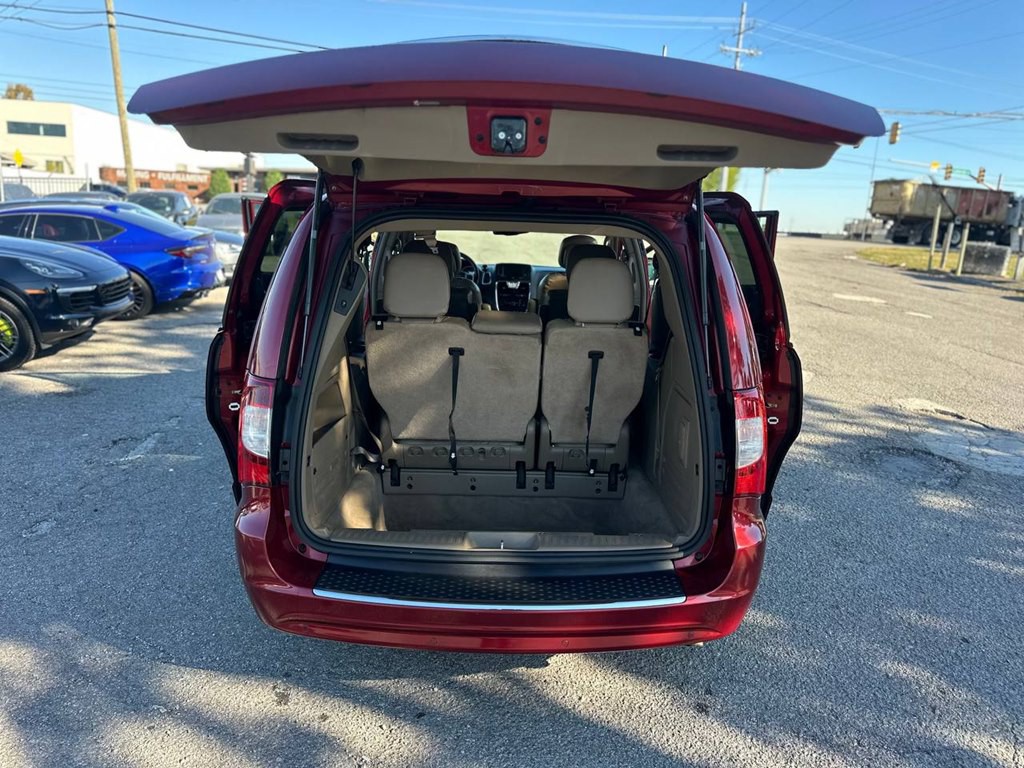 2013 Chrysler Town & Country Image 12