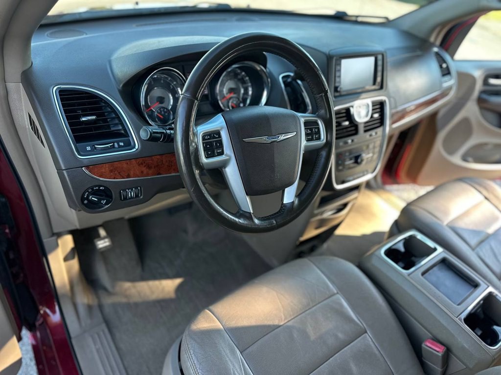 2013 Chrysler Town & Country Image 15