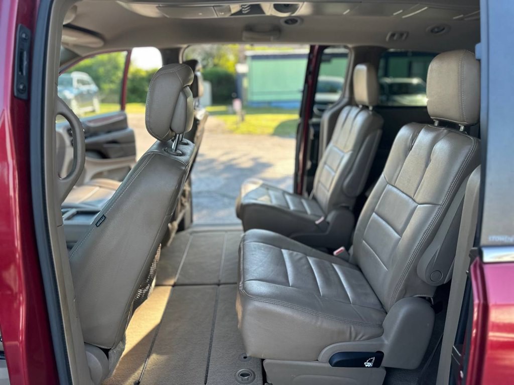 2013 Chrysler Town & Country Image 17