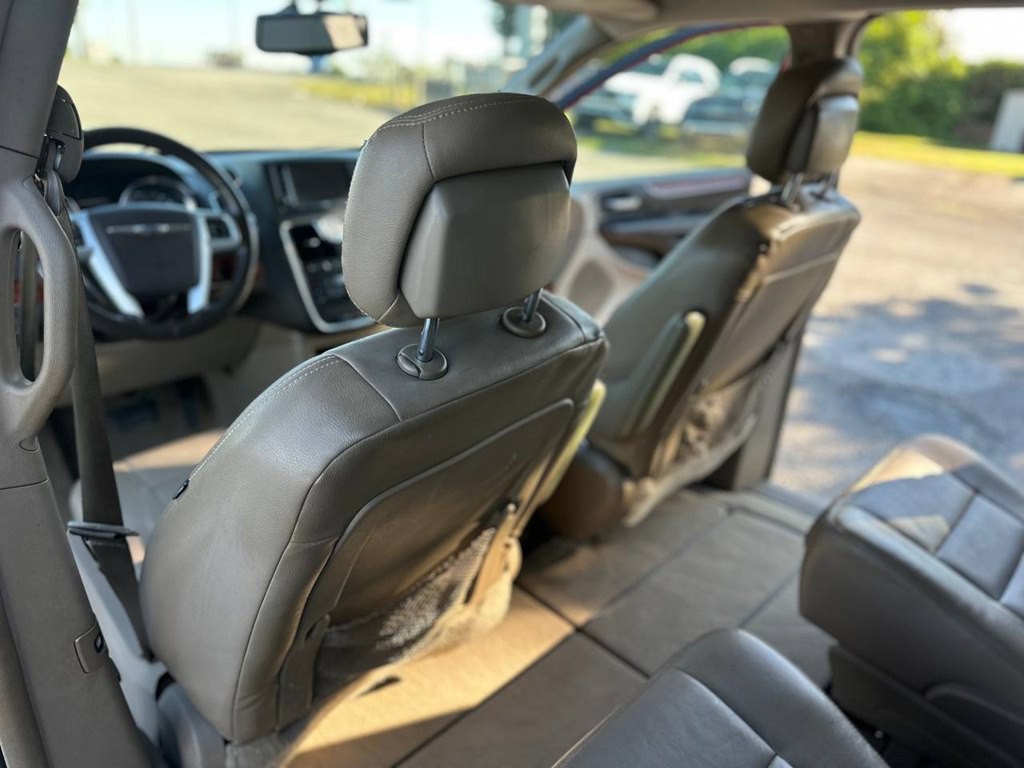 2013 Chrysler Town & Country Image 18