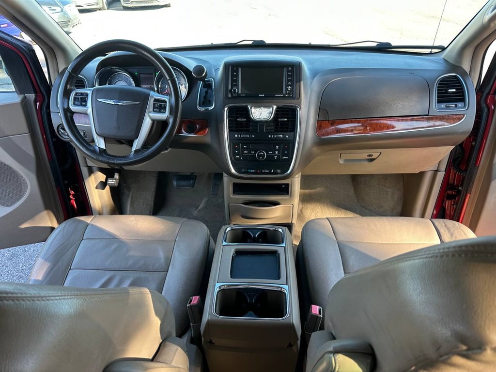 2013 Chrysler Town & Country Image 21