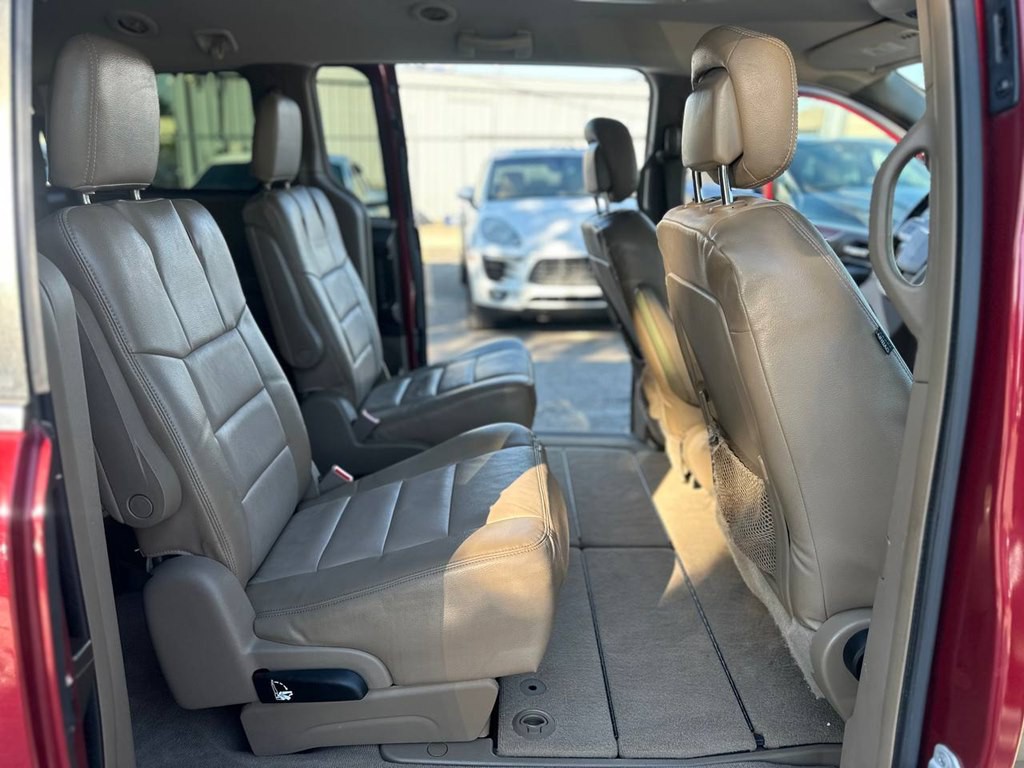 2013 Chrysler Town & Country Image 22
