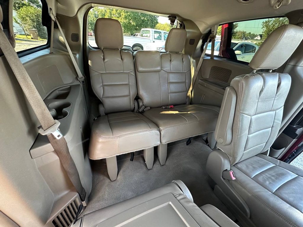 2013 Chrysler Town & Country Image 24