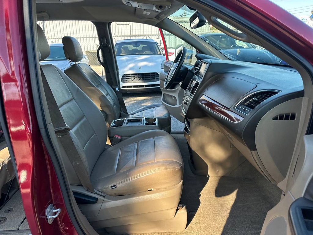 2013 Chrysler Town & Country Image 26