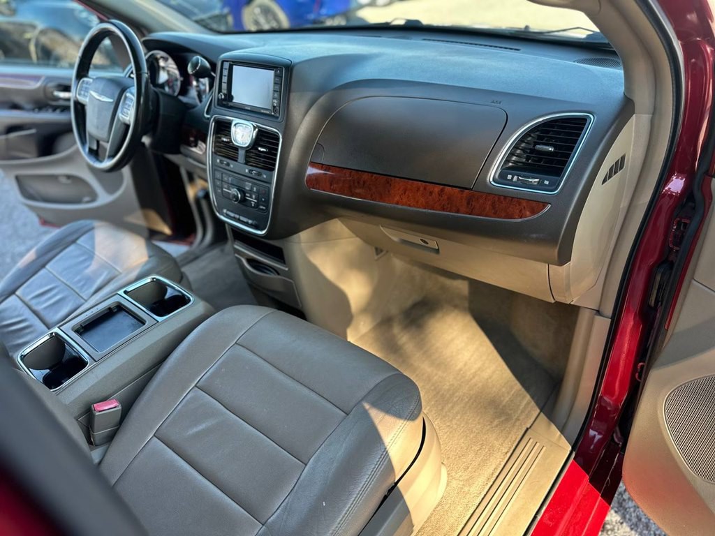 2013 Chrysler Town & Country Image 27