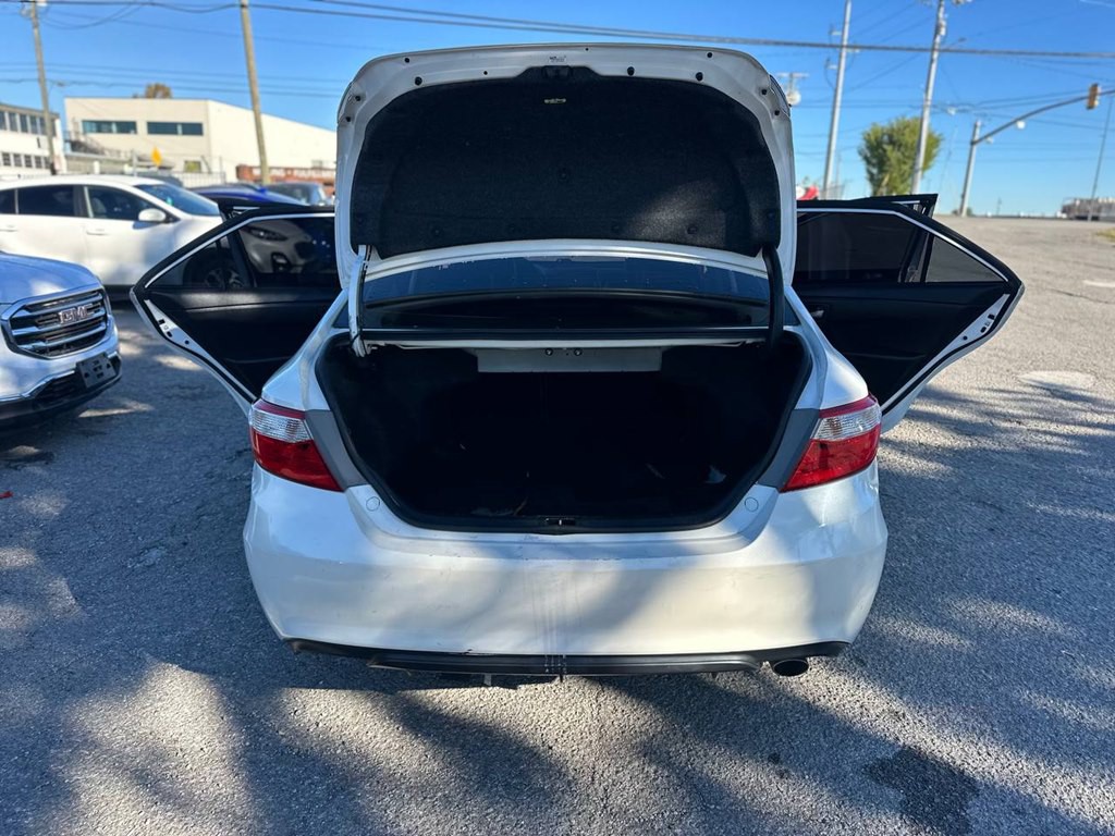 2017 Toyota Camry Image 11