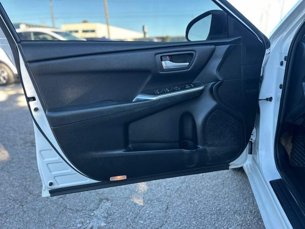 2017 Toyota Camry Image 15