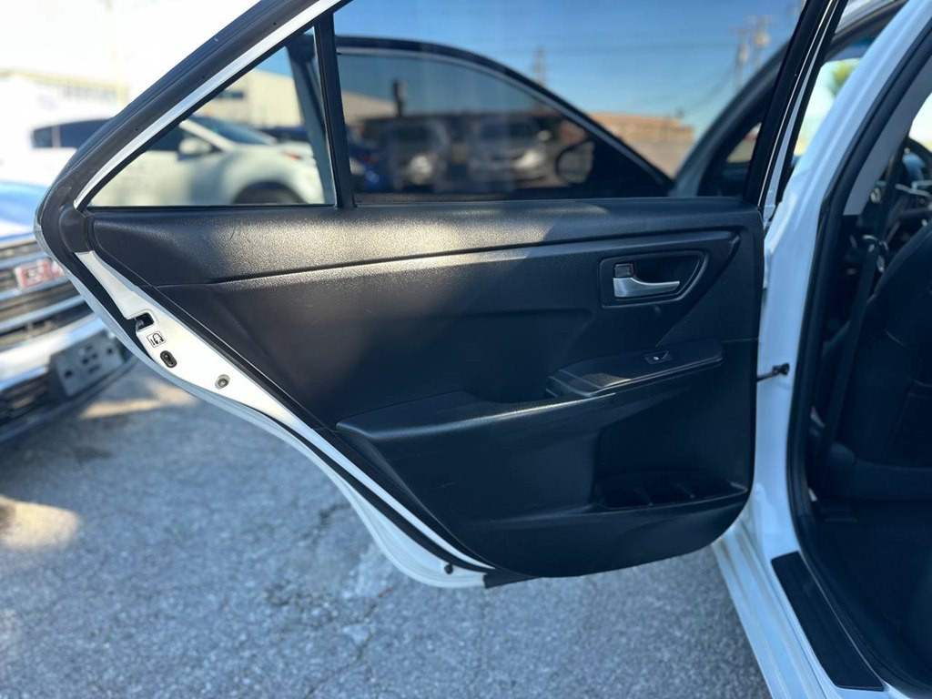 2017 Toyota Camry Image 18