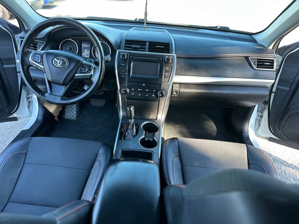 2017 Toyota Camry Image 19