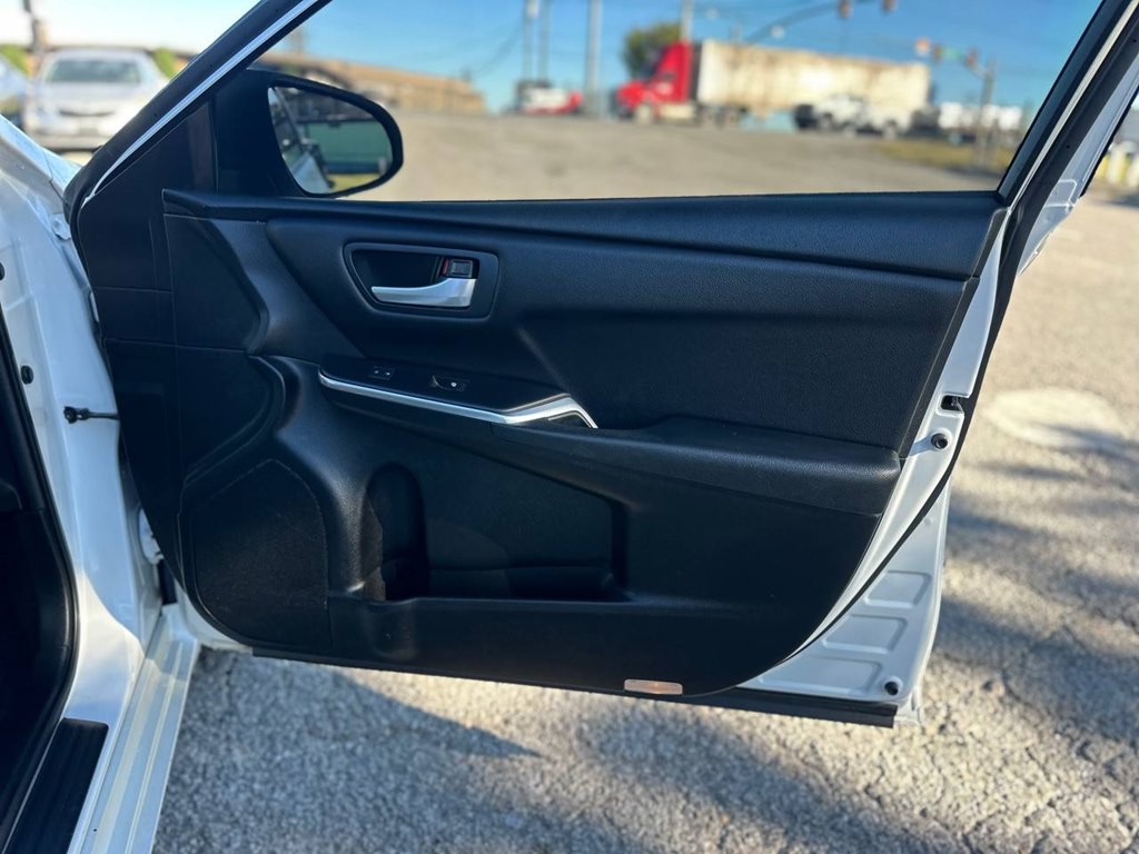 2017 Toyota Camry Image 25