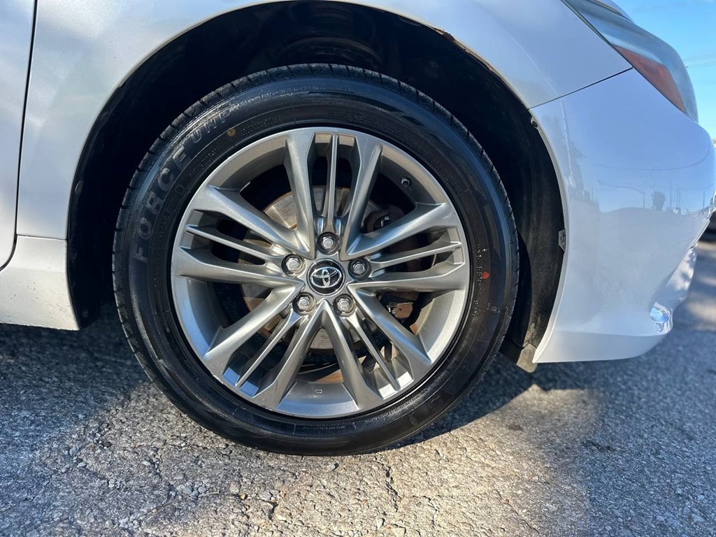 2017 Toyota Camry Image 26