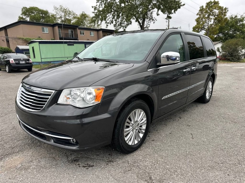 2015 Chrysler Town & Country Image 2