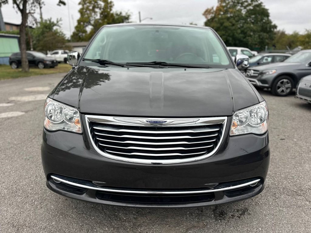 2015 Chrysler Town & Country Image 3