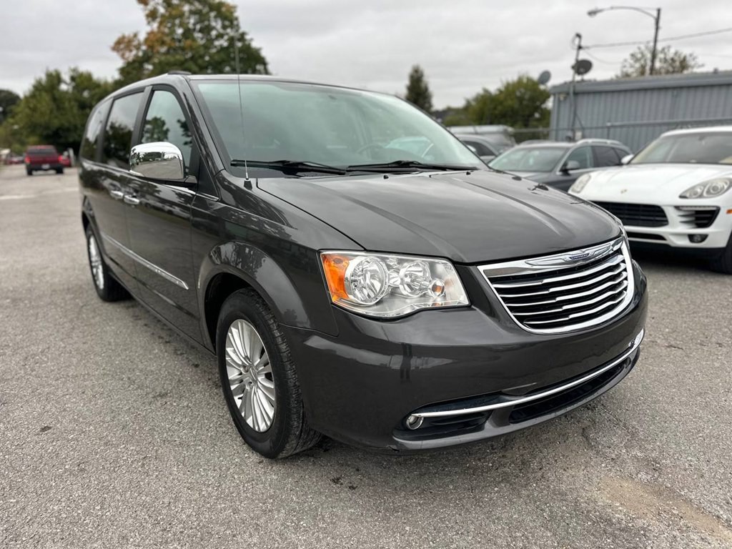 2015 Chrysler Town & Country Image 4