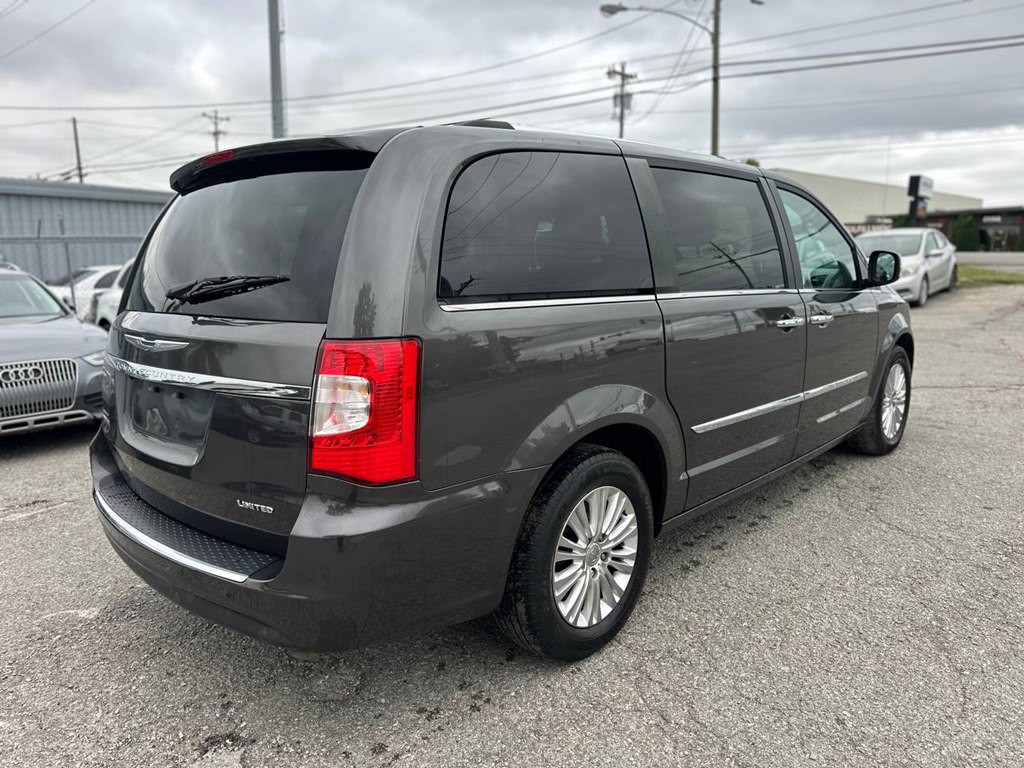 2015 Chrysler Town & Country Image 5