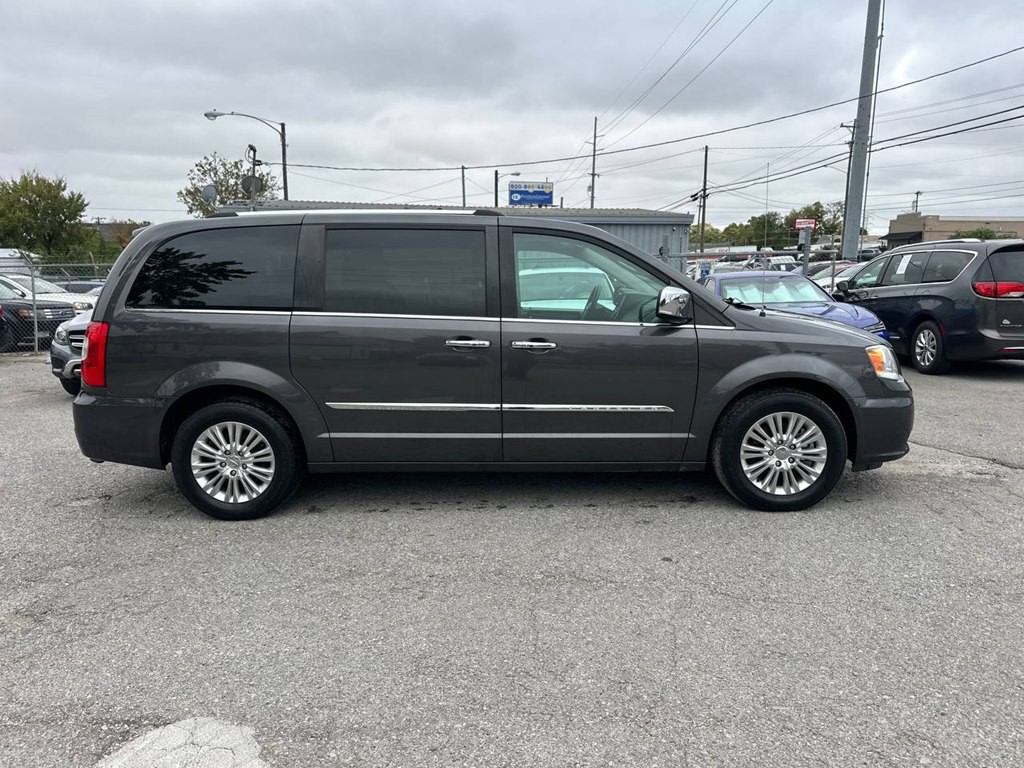 2015 Chrysler Town & Country Image 6
