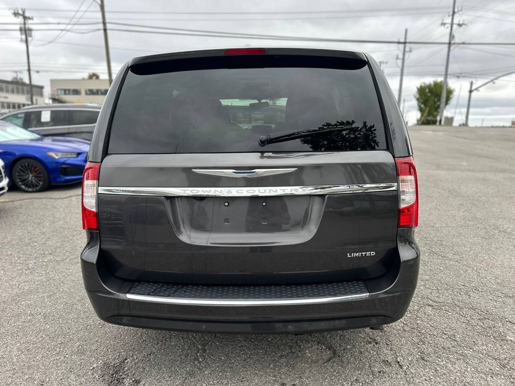 2015 Chrysler Town & Country Image 7