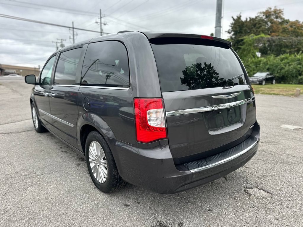 2015 Chrysler Town & Country Image 8