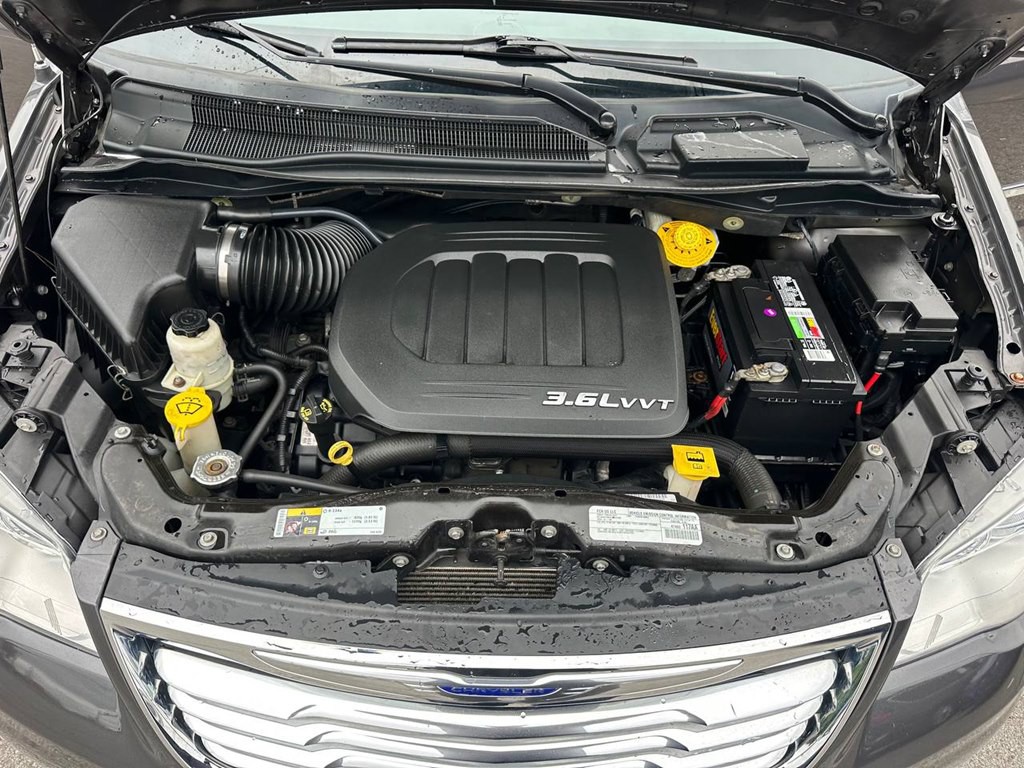 2015 Chrysler Town & Country Image 9