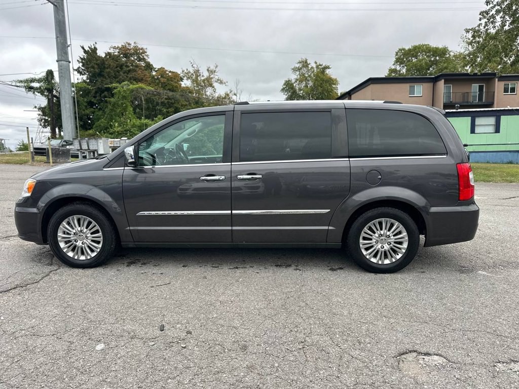 2015 Chrysler Town & Country Image 10