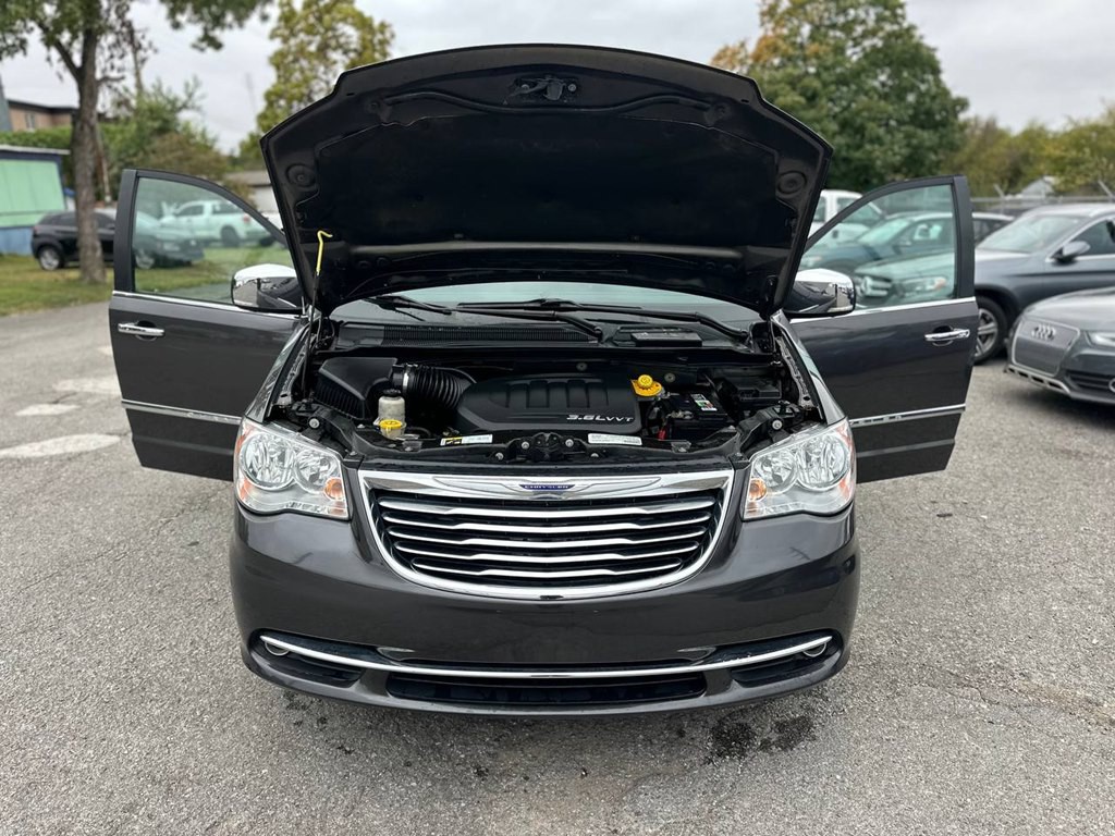 2015 Chrysler Town & Country Image 11
