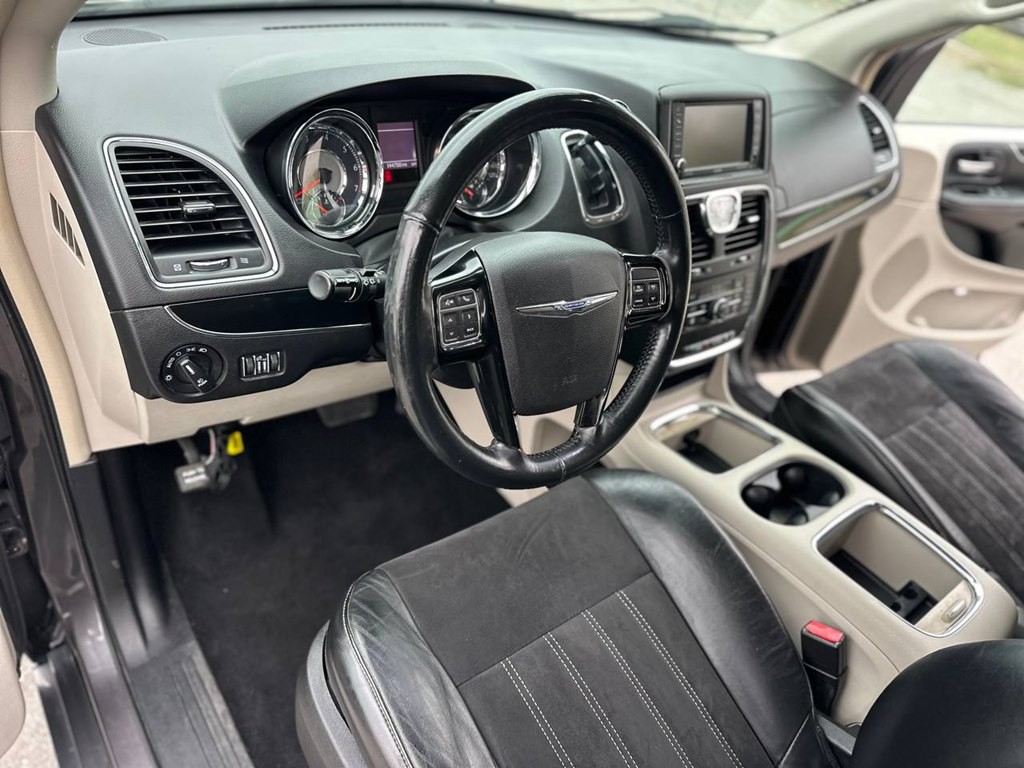 2015 Chrysler Town & Country Image 15