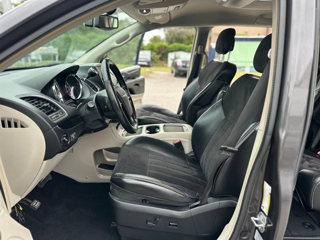2015 Chrysler Town & Country Image 16