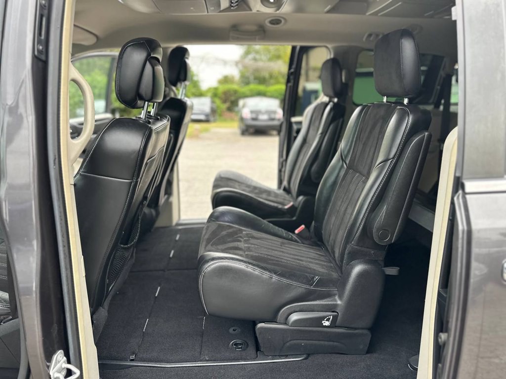 2015 Chrysler Town & Country Image 18
