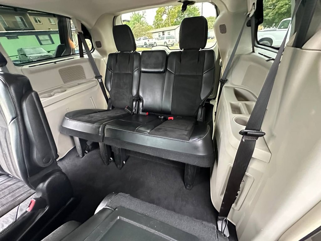 2015 Chrysler Town & Country Image 19