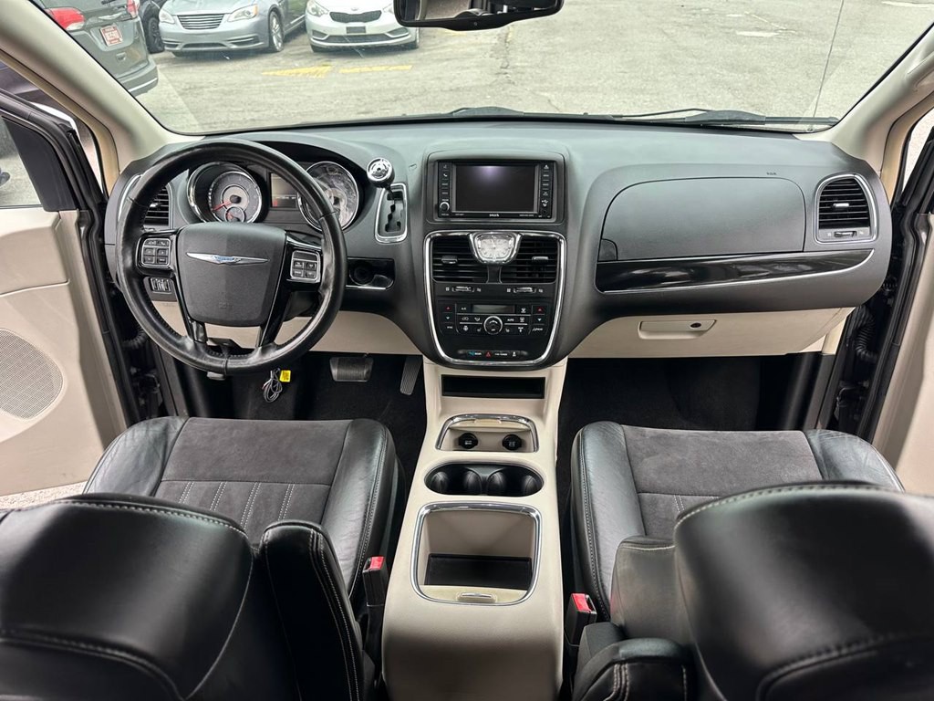 2015 Chrysler Town & Country Image 20