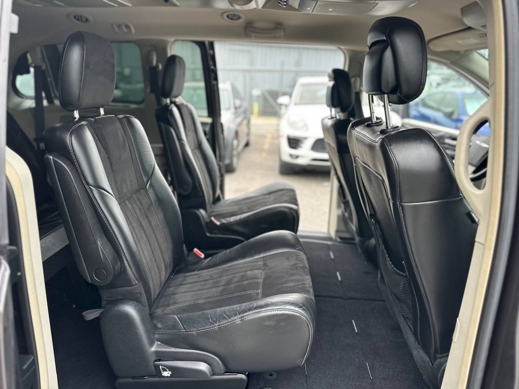 2015 Chrysler Town & Country Image 21