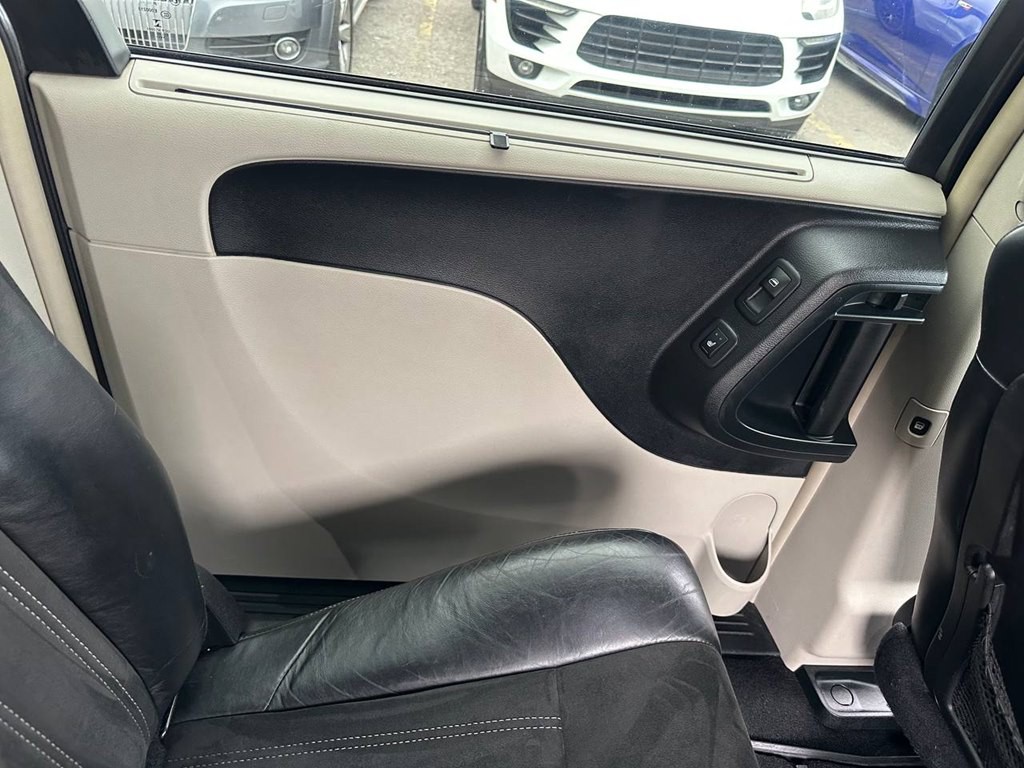 2015 Chrysler Town & Country Image 22