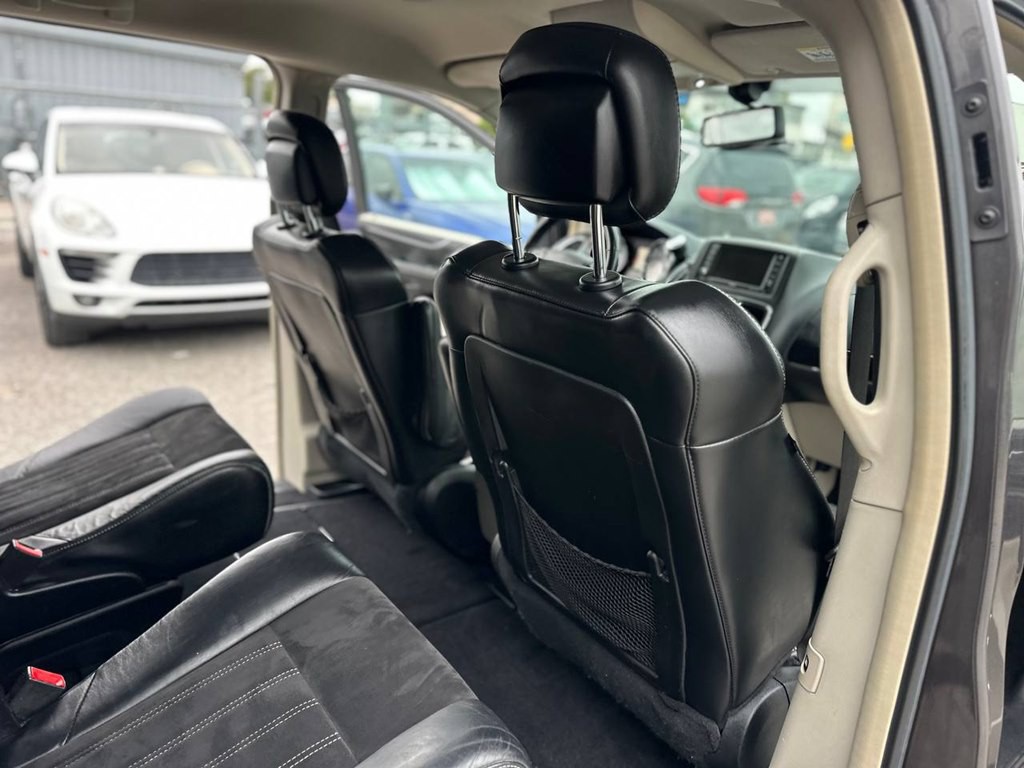 2015 Chrysler Town & Country Image 23