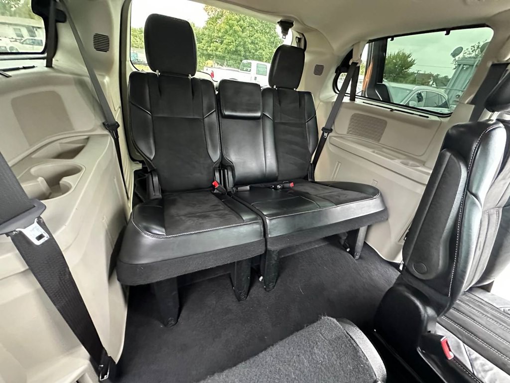 2015 Chrysler Town & Country Image 25