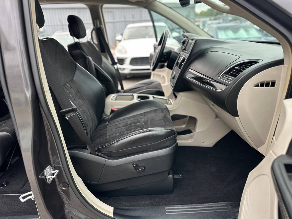 2015 Chrysler Town & Country Image 26