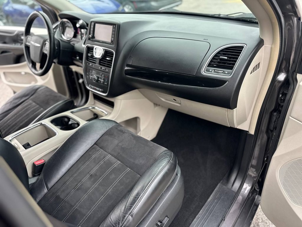 2015 Chrysler Town & Country Image 27